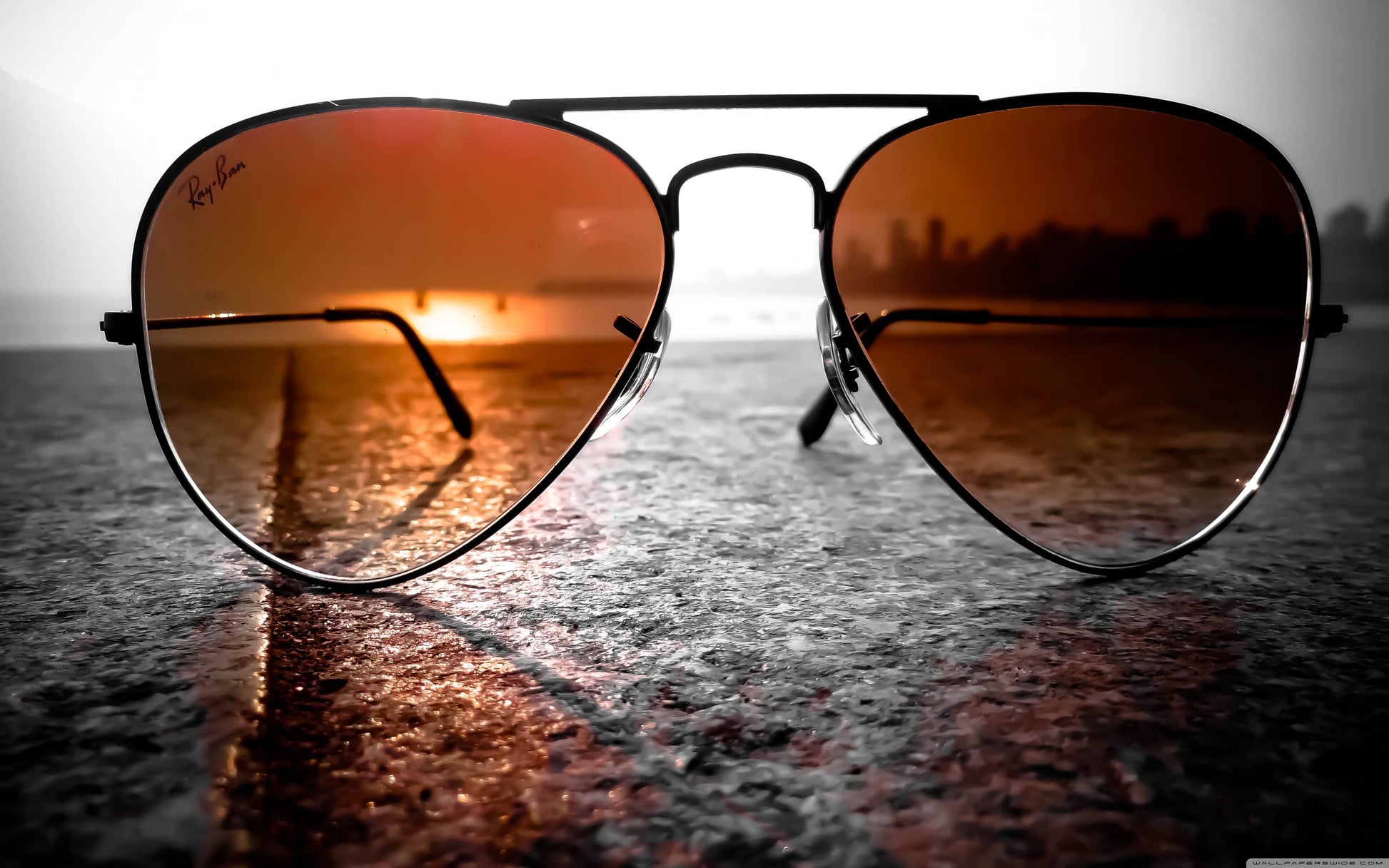 From classic teardrop design to aviators with classic appeal: Ray-Ban Aviator sunglasses for men and women.